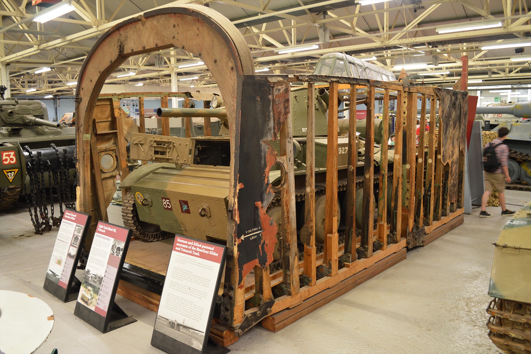 Dochovaný trup obřího britského výsadkového kluzáku General Aircraft Hamilcar I s lehkým tankem Mk VII Tetrarch v expozici The Tank Museum v Bovingtonu