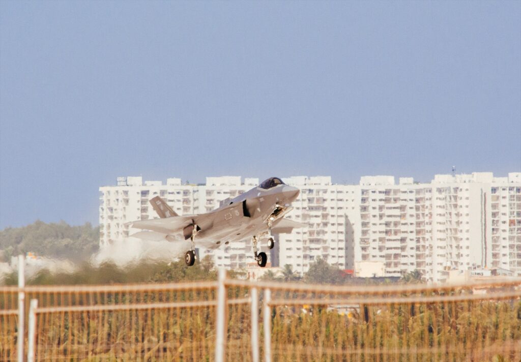 Víceúčelový bojový letoun páté generace F-35A Lightning II zaparkovaný na letištní ploše s patrnými stealth liniemi trupu.