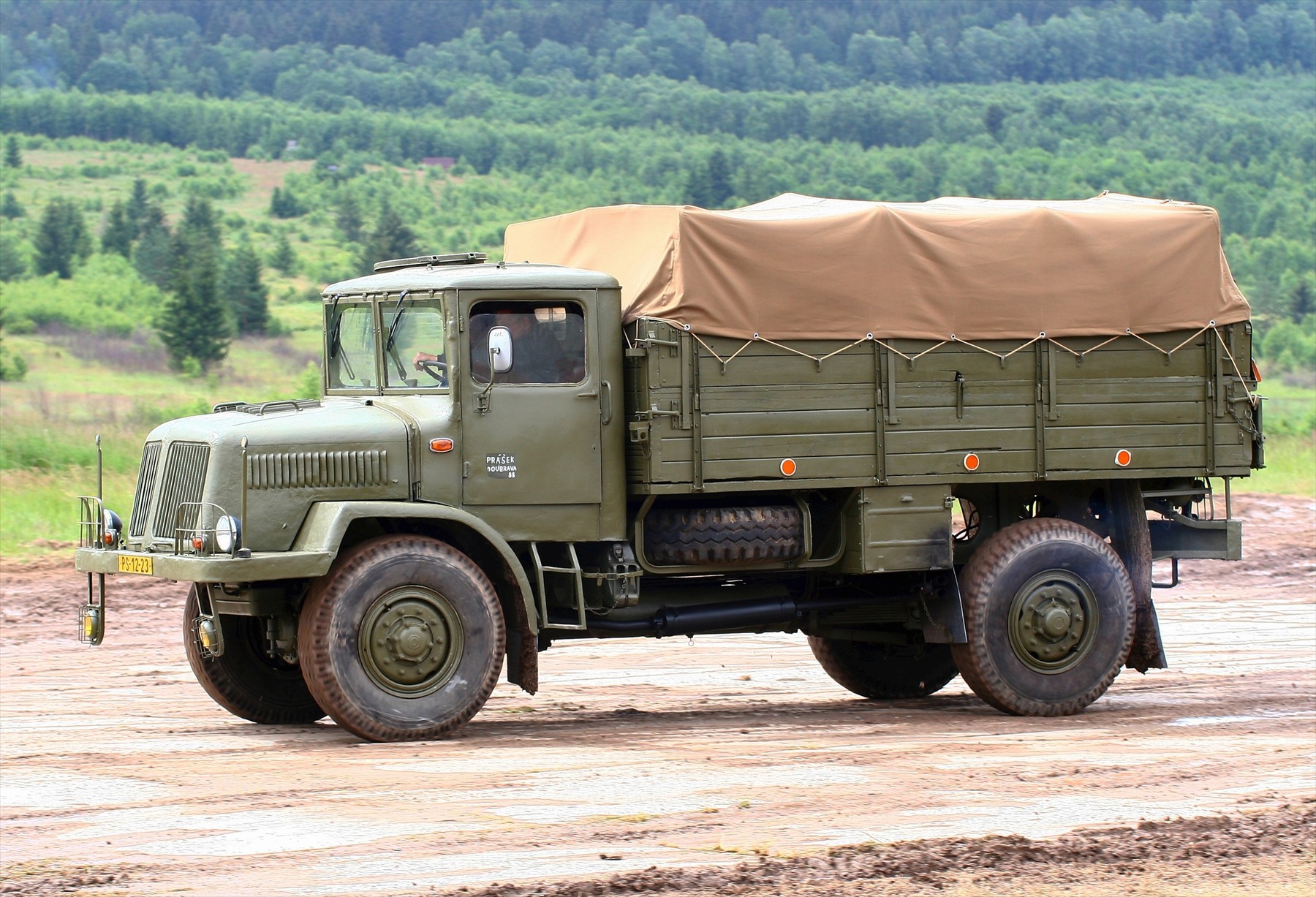 Tatra 128 s plachtou při jízdní ukázce BAHNA 2018, pohled z boku