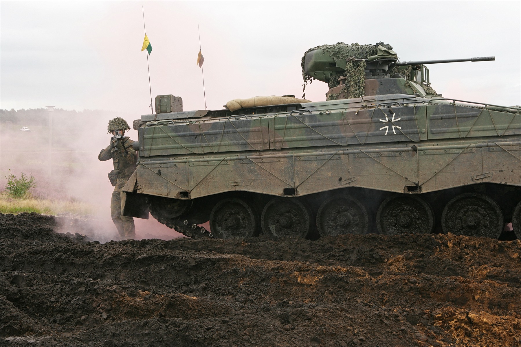 Bojové vozidlo pěchoty Marder 1A3 v terénu s vojákem za zádí