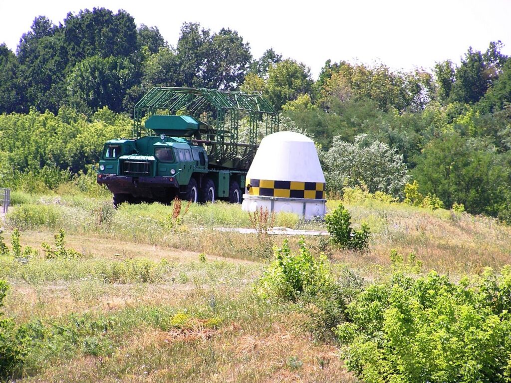 Speciální nákladní automobil MAZ-543 se skříňovou nástavbou pro přepravu raketových hlavic