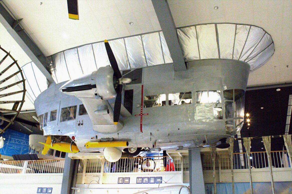 Gondola a pogumovaný plášť námořní hlídkové vzducholodi Goodyear ZSG-3 v expozici National Naval Aviation Museum