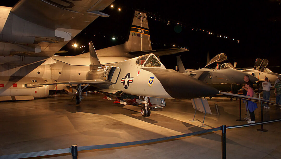 Convair F-106A v muzeu při pohledu zepředu zprava s černou přídí a trojúhelníkovým křídlem