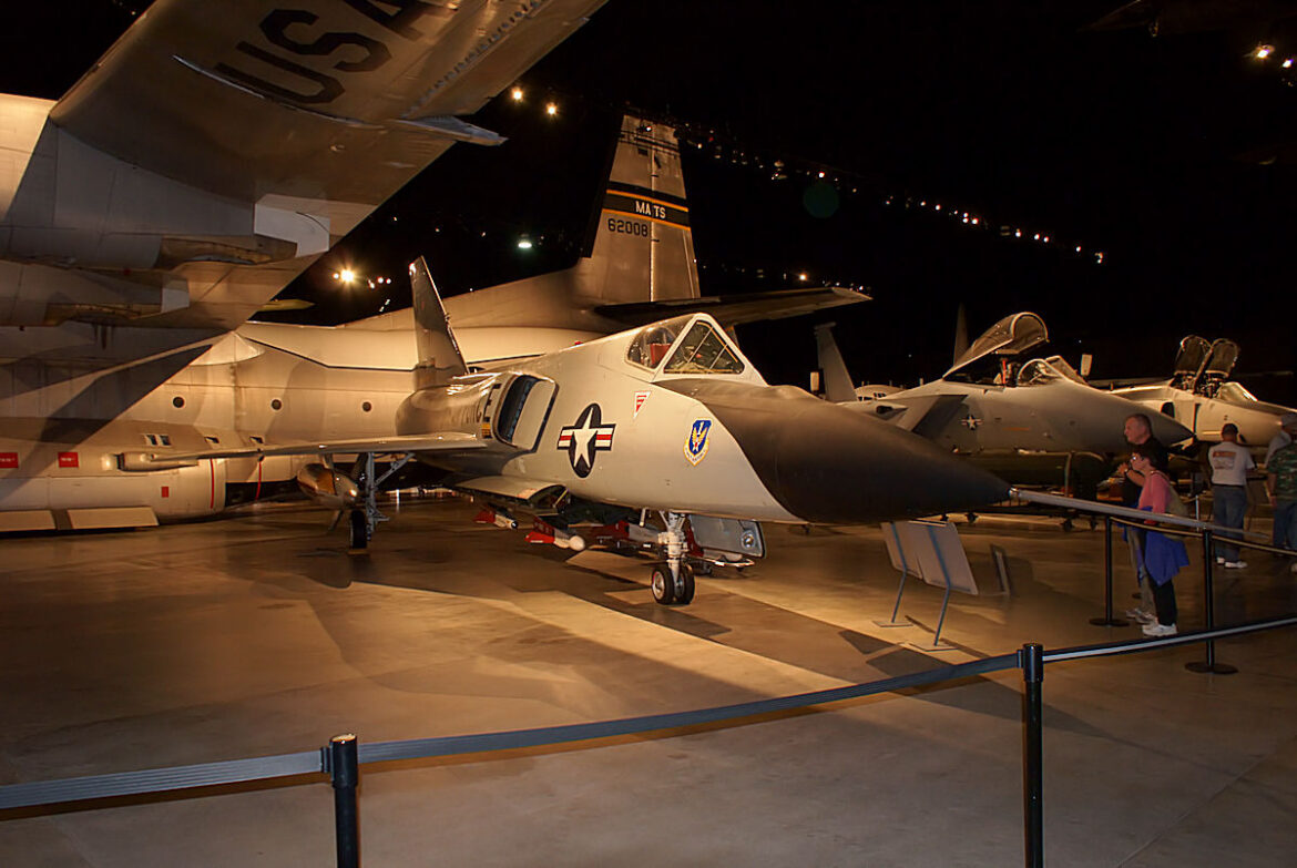 Convair F-106A v muzeu při pohledu zepředu zprava s černou přídí a trojúhelníkovým křídlem