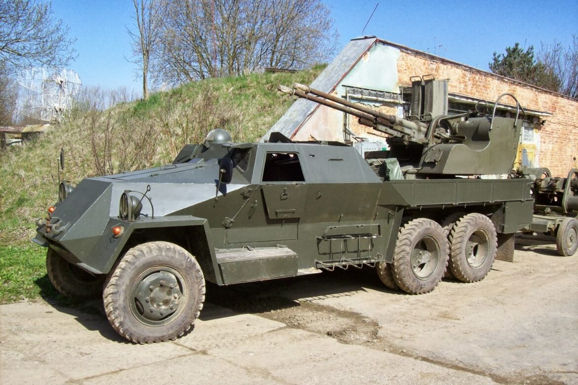 Obrněný šestikolový automobil Praga V3S s lafetovaným 30mm protiletadlovým dvojkanónem vz. 53 v muzejní expozici.