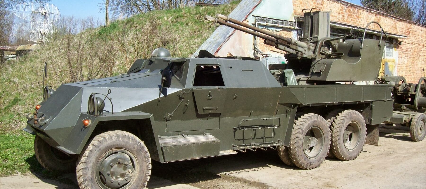 Obrněný šestikolový automobil Praga V3S s lafetovaným 30mm protiletadlovým dvojkanónem vz. 53 v muzejní expozici.