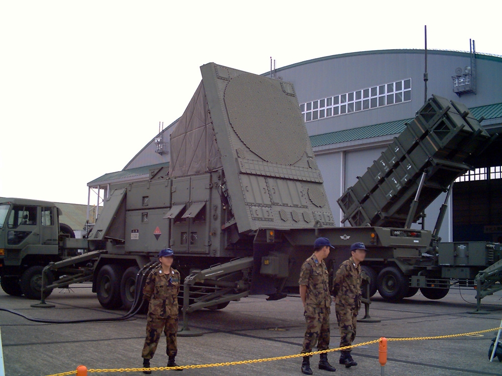 Fázovaná radarová anténa systému protivzdušné obrany MIM-104 Patriot na návěsu tahače