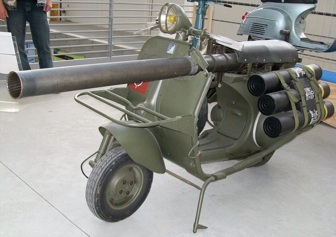 Pohled zepředu na historický výsadkový skútr Vespa 150 TAP v italském muzeu Museo Piaggio v Pontedeře.