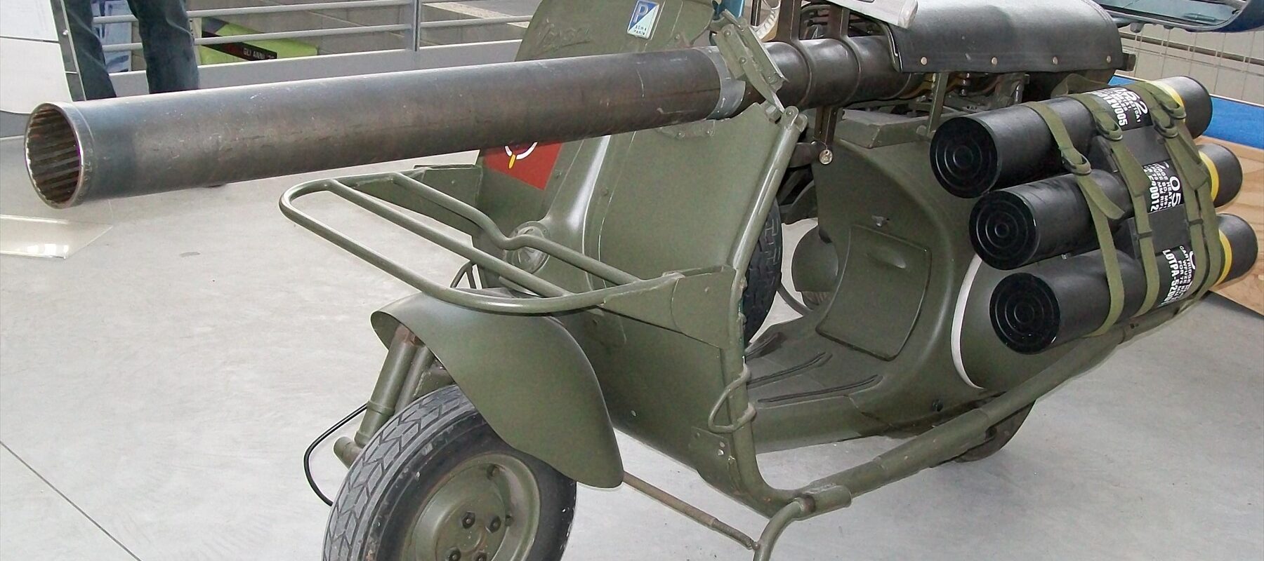 Pohled zepředu na historický výsadkový skútr Vespa 150 TAP v italském muzeu Museo Piaggio v Pontedeře.