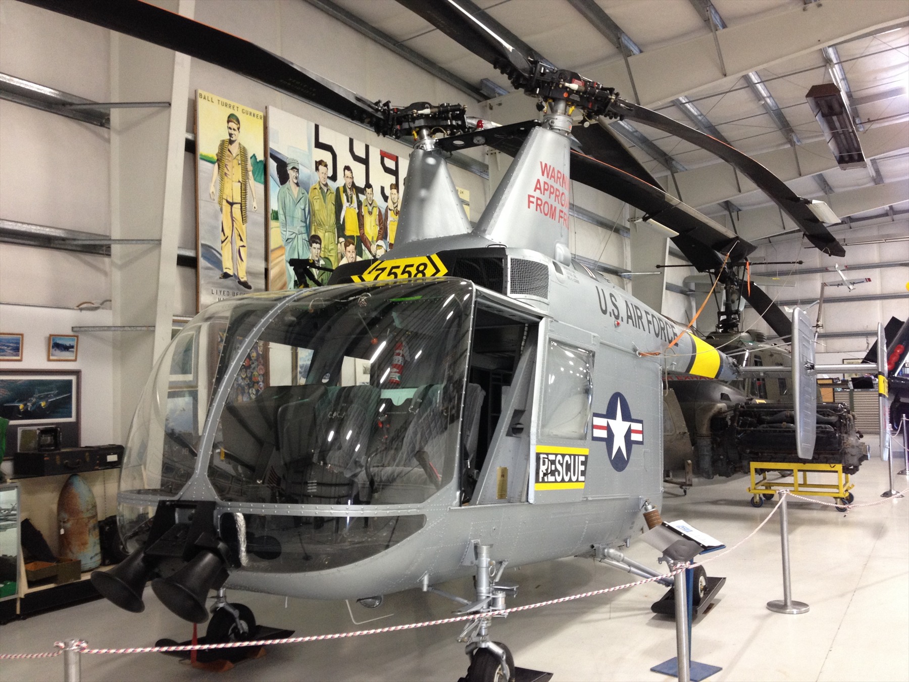 Vojenský záchranný vrtulník Kaman HH-43 Huskie se synchronizovanými rotory vystavený v leteckém muzeu