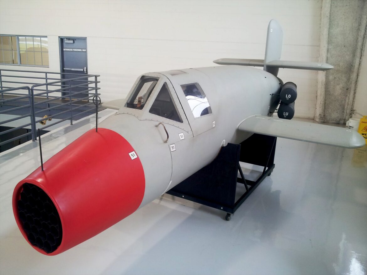 Věrná reprodukce experimentálního raketového stíhače Bachem Ba 349 Natter s dřevěným trupem v leteckém muzeu.