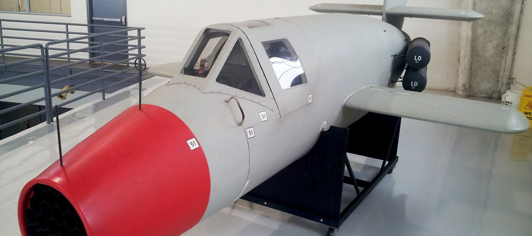 Věrná reprodukce experimentálního raketového stíhače Bachem Ba 349 Natter s dřevěným trupem v leteckém muzeu.