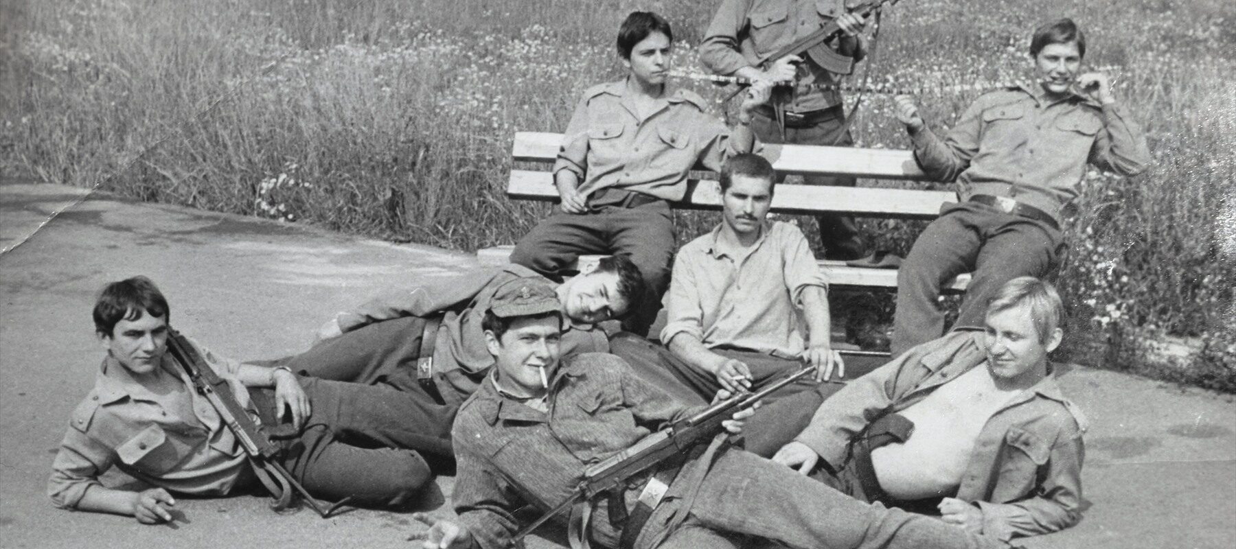 Dva českoslovenští vojáci v polních stejnokrojích a helmách mířící ze samopalů vzor 58.