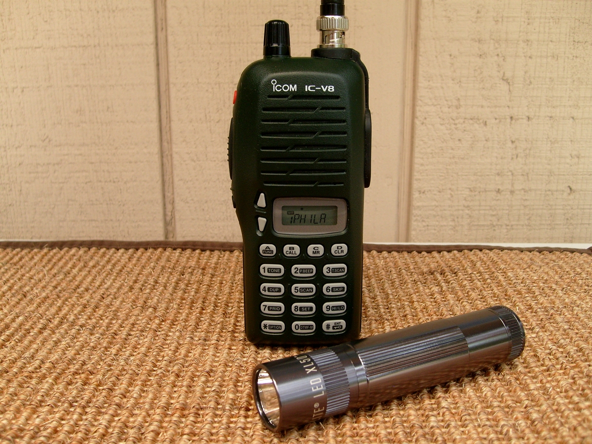 Ruční přenosná radiostanice Icom s anténou a ovládacími prvky.