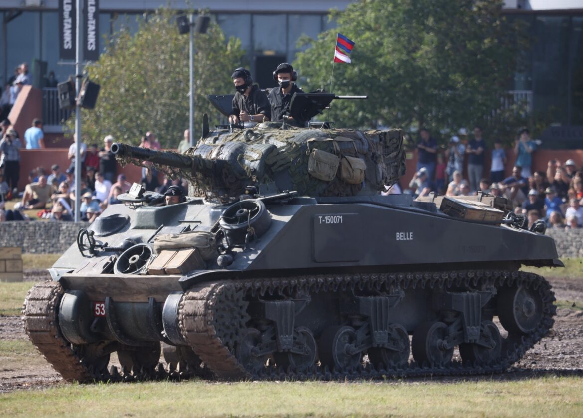 Zelený Sherman M4A4 Belle s osádkou při novodobé venkovní ukázce.