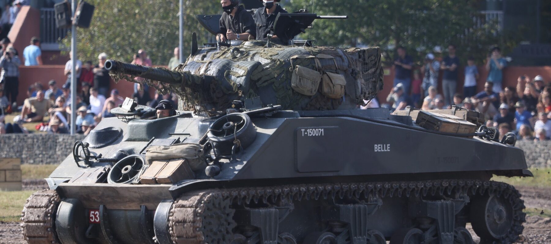 Zelený Sherman M4A4 Belle s osádkou při novodobé venkovní ukázce.