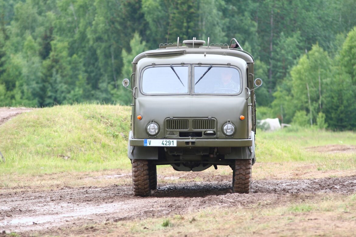 Tatra 805 zdolávající hluboké bláto a terénní nerovnosti na polygonu Bahna