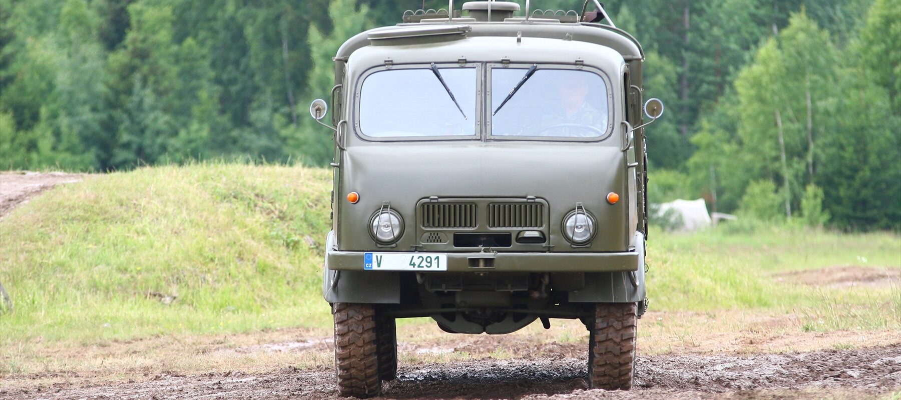 Tatra 805 zdolávající hluboké bláto a terénní nerovnosti na polygonu Bahna