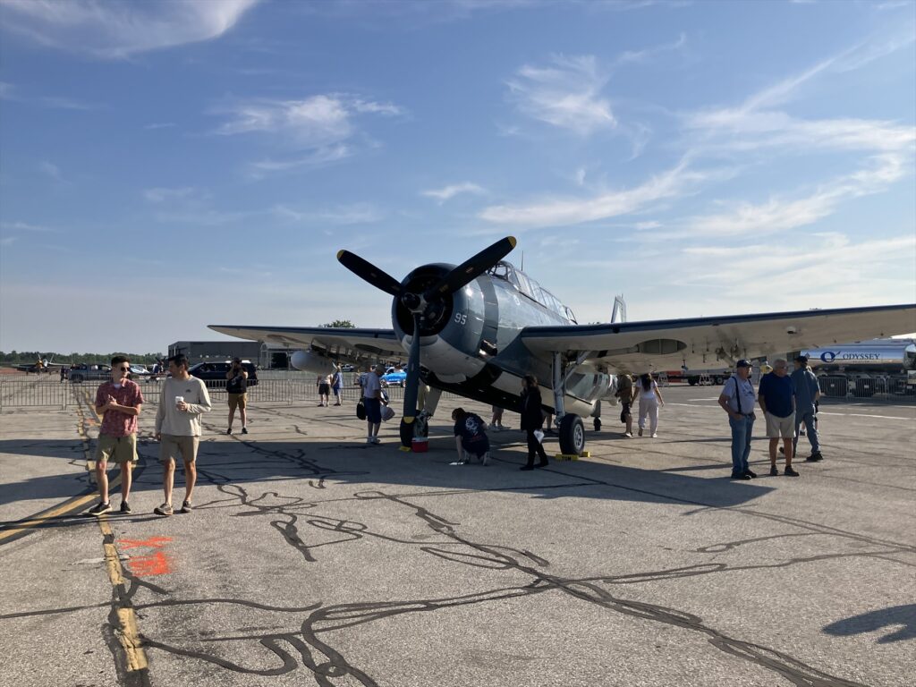 Historický střemhlavý bombardér Douglas SBD Dauntless v modrošedé kamufláži amerického námořnictva na letištní ploše v Michiganu.