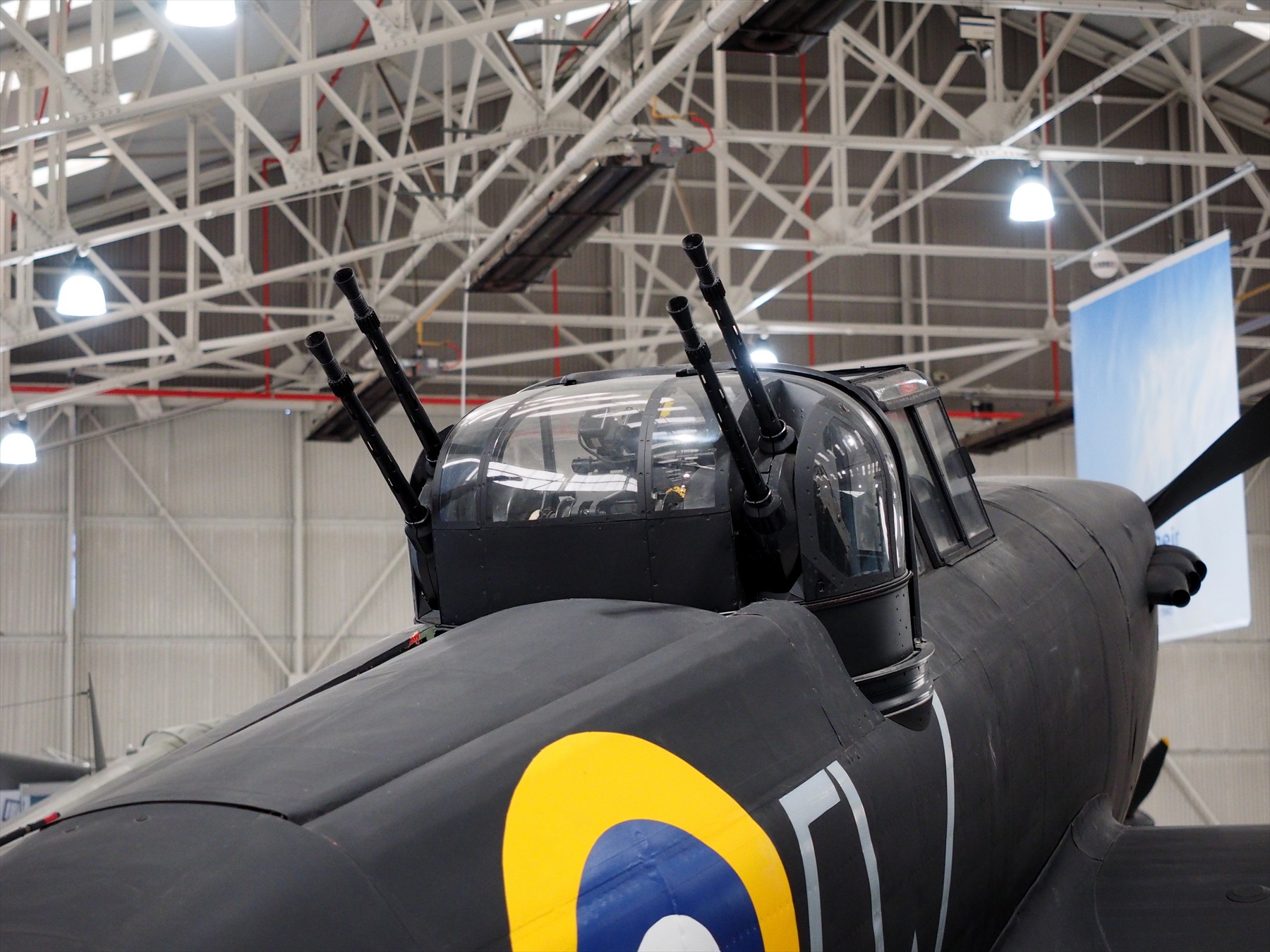 Detail otočné čtyřkulometné věže se čtyřmi hlavněmi kulometů Browning ráže 7,7 mm na hřbetě letounu Boulton Paul Defiant