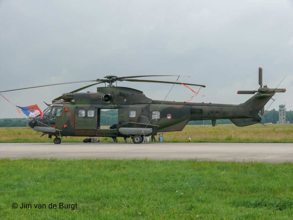 Nizozemský vrtulník Eurocopter AS532 Cougar v šedé kamufláži na stojánce letecké základny