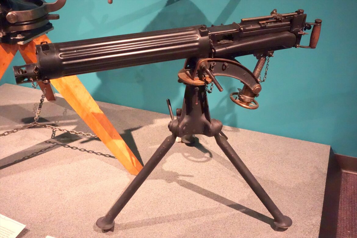 Kulomet Vickers s žebrovaným vodním pláštěm na trojnožce v muzeu Glenbow