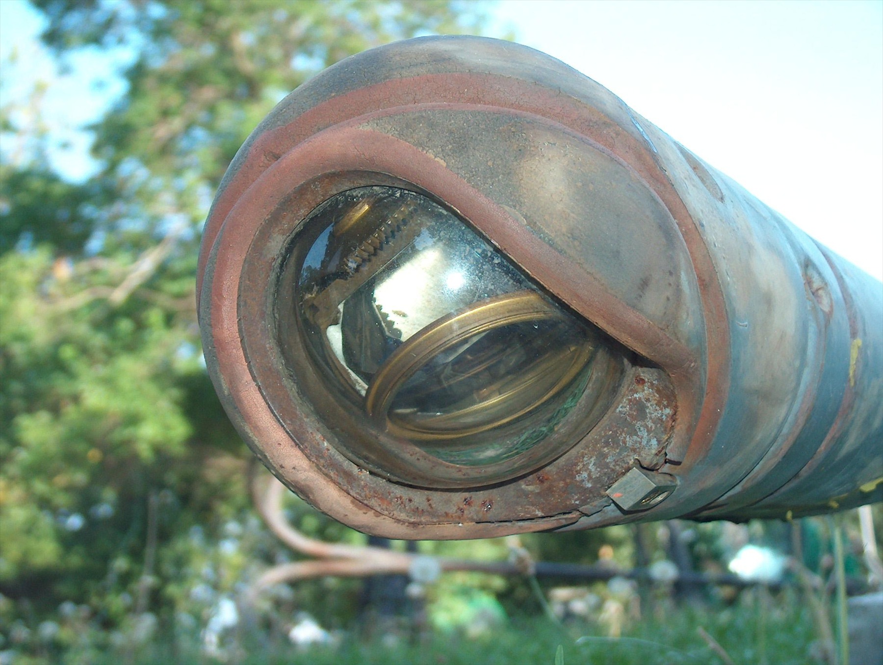 Historický mechanický periskop ponorky s mohutným tubusem a okulárem v námořním muzeu
