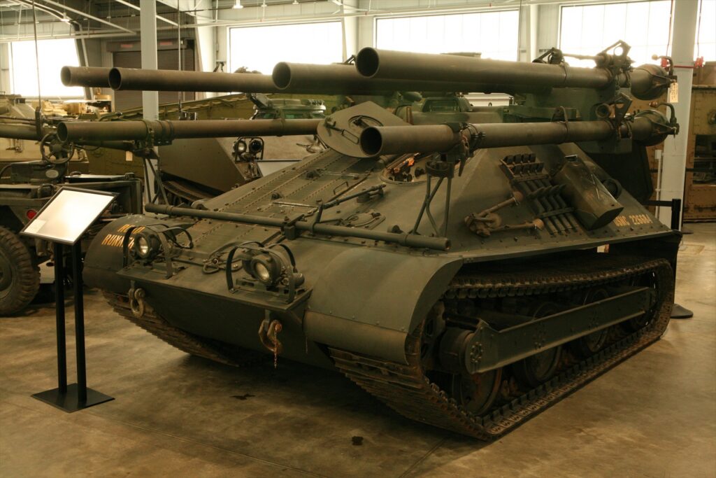 Muzejní exponát lehkého pásového obrněnce M50 Ontos se šesti bezzákluzovými kanóny M40A1C ve sbírce US Army Armor and Cavalry Collection.