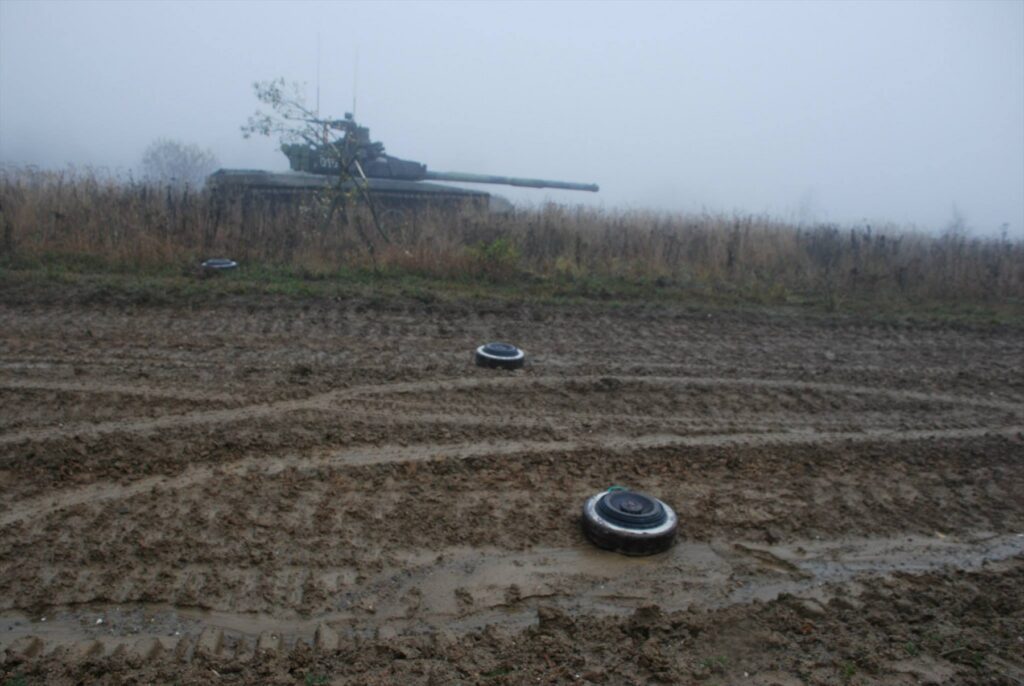 Pohled na věž tanku T-72M4 CZ s instalovanými zaměřovači a meteorologickým čidlem systému řízení palby