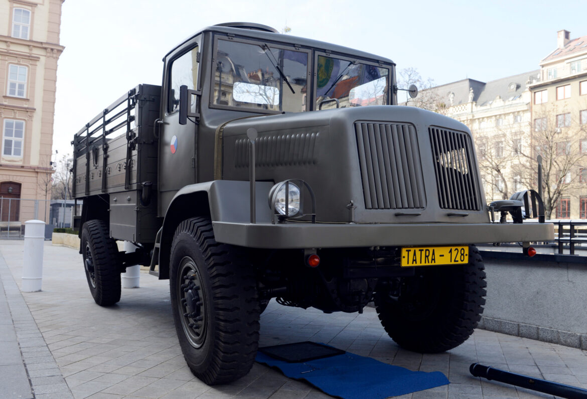 Tatra 128 s otevřenou valníkovou korbou na náměstí v Bratislavě, pohled zepředu a z boku