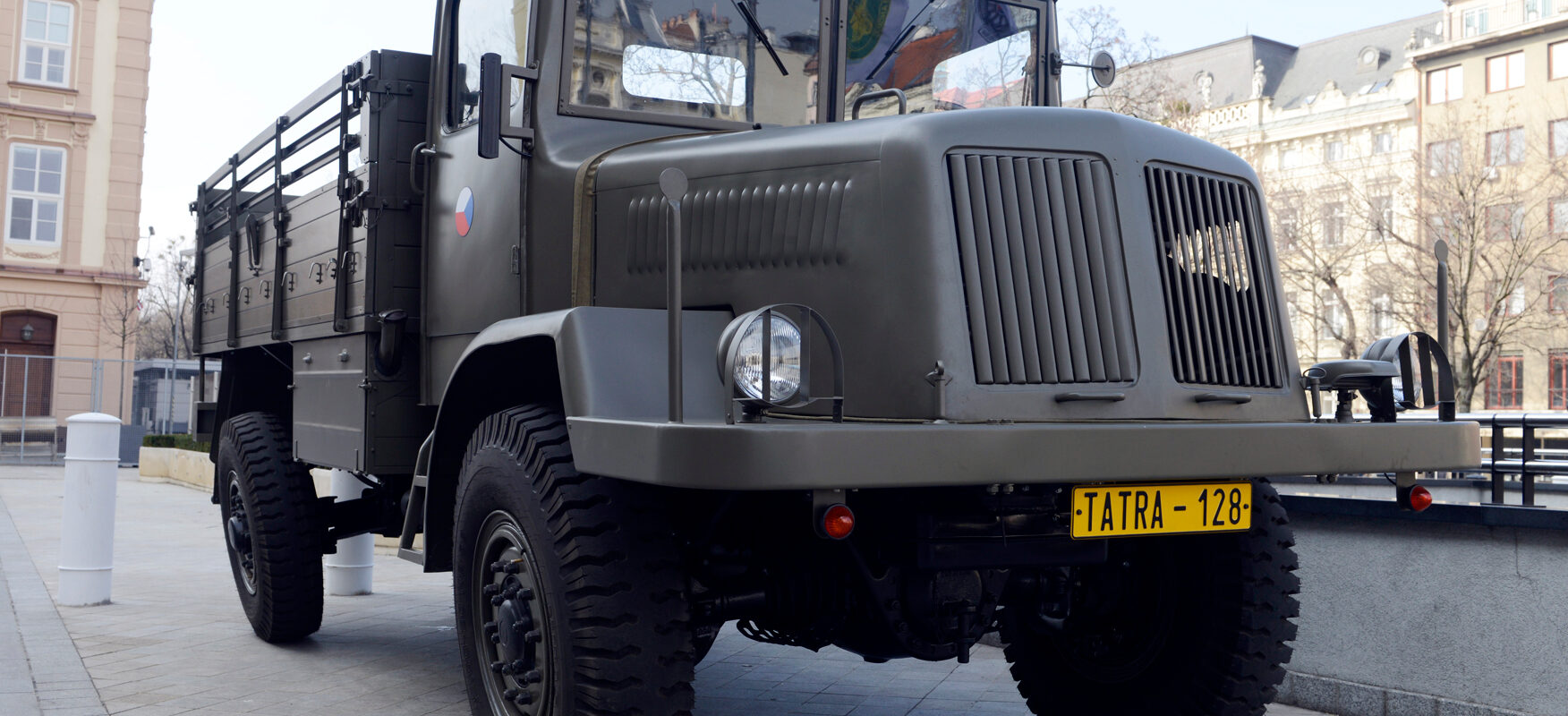 Tatra 128 s otevřenou valníkovou korbou na náměstí v Bratislavě, pohled zepředu a z boku
