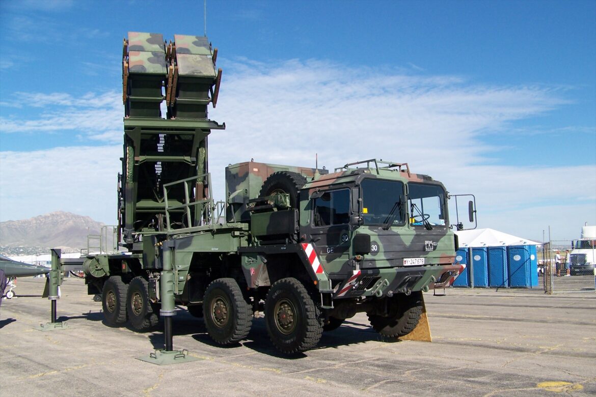 Mobilní odpalovací zařízení protiraketového systému MIM-104 Patriot na čtyřnápravovém vojenském nákladním vozu