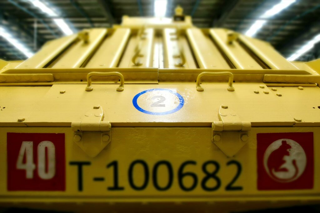 Pěchotní tank Valentine v kamuflážním nátěru vystavený ve vojenském muzeu.