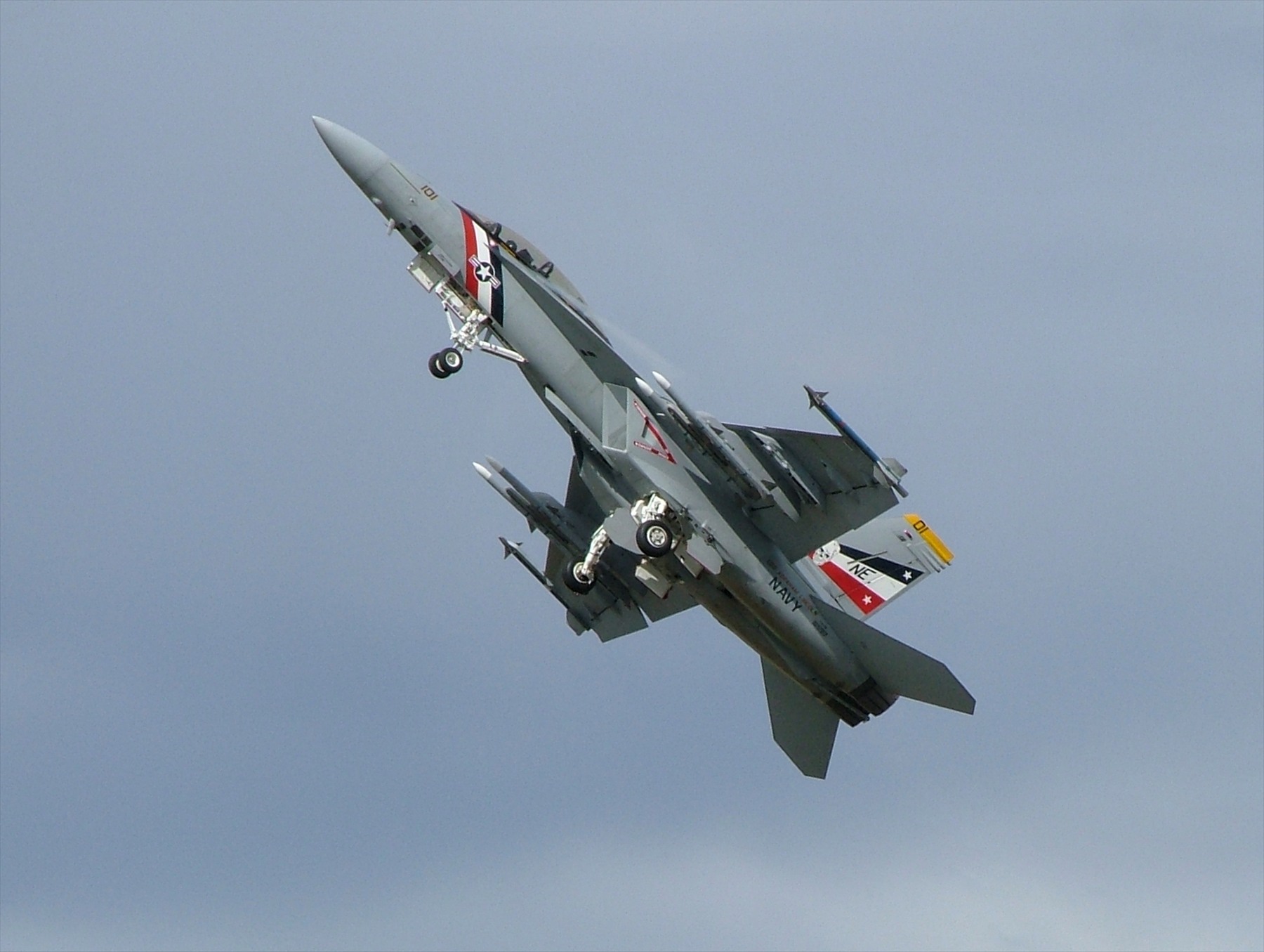 F/A-18F Super Hornet ve strmém stoupání s vysunutým podvozkem při pohledu zespodu