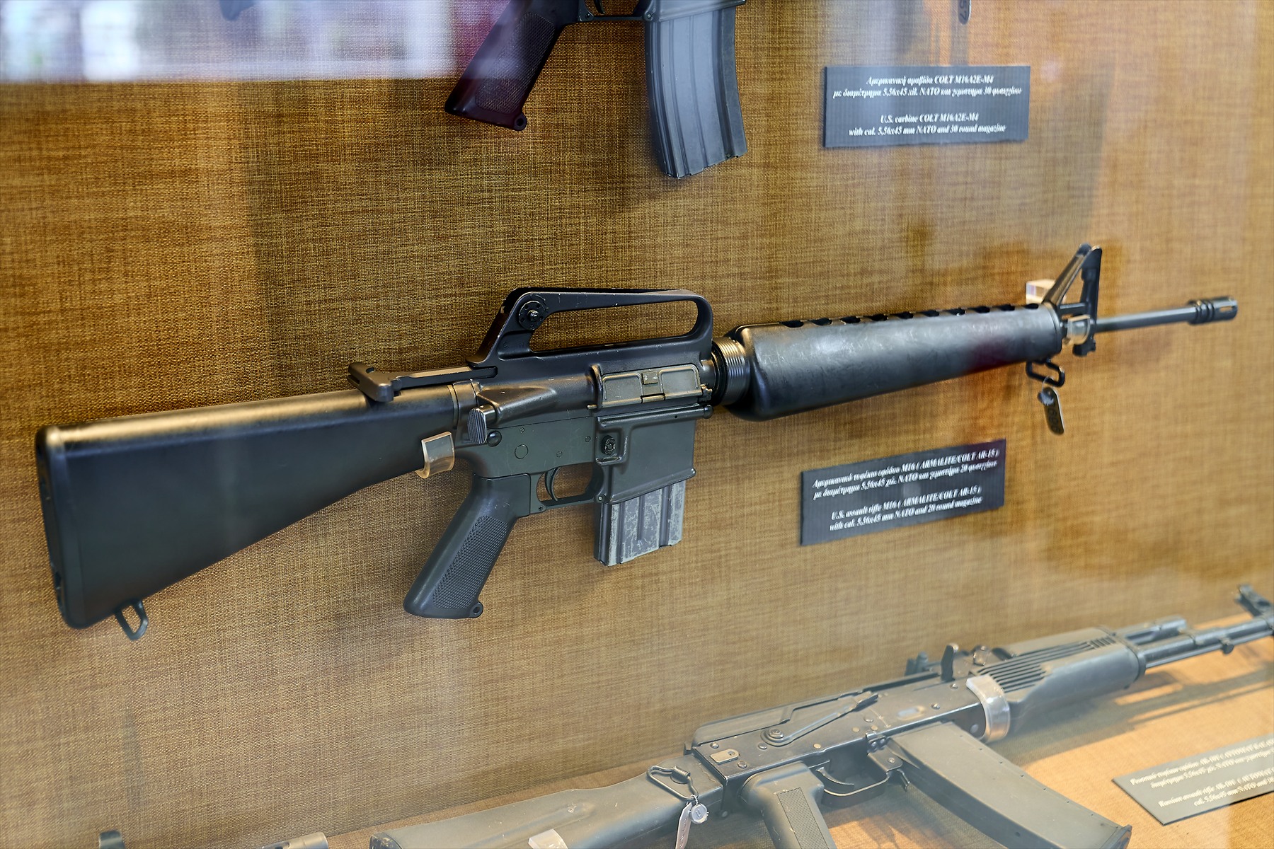 Puška M16 s pevným držadlem a krátkým zásobníkem v muzejní vitríně