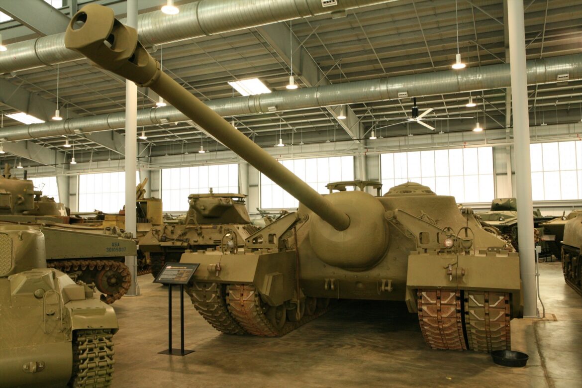 Celkový boční a čelní pohled na masivní americký supertěžký tank T28 se čtyřmi pásy a dlouhým kanónem