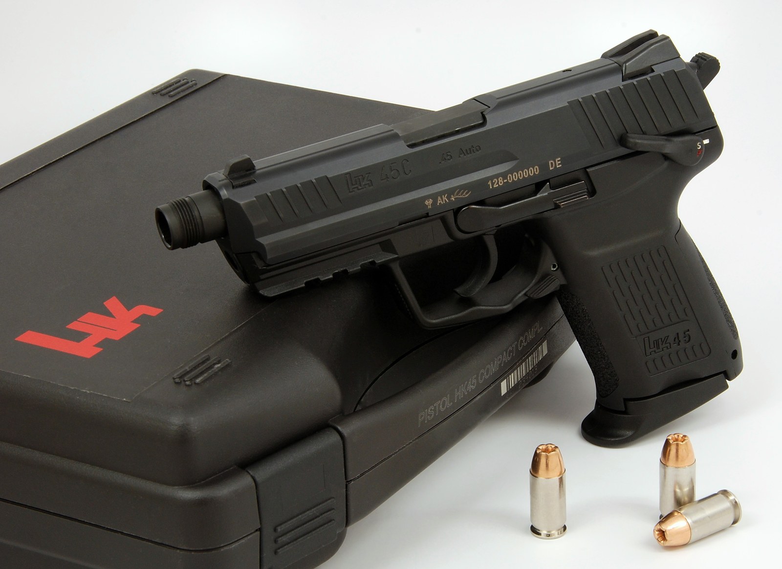 Pohled zblízka na ocelový závěr a mechanismus pistole Heckler & Koch.
