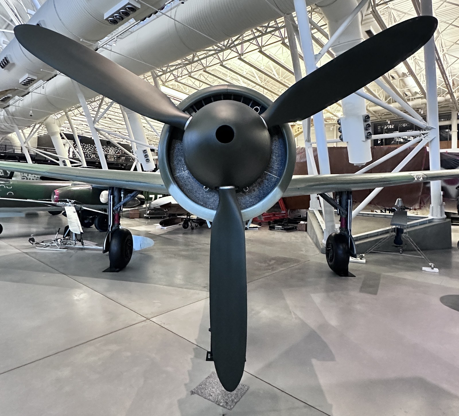 Detail zadní tlačné vrtule a křížových kormidel stíhače Dornier Do 335 s pyrotechnickým mechanismem.