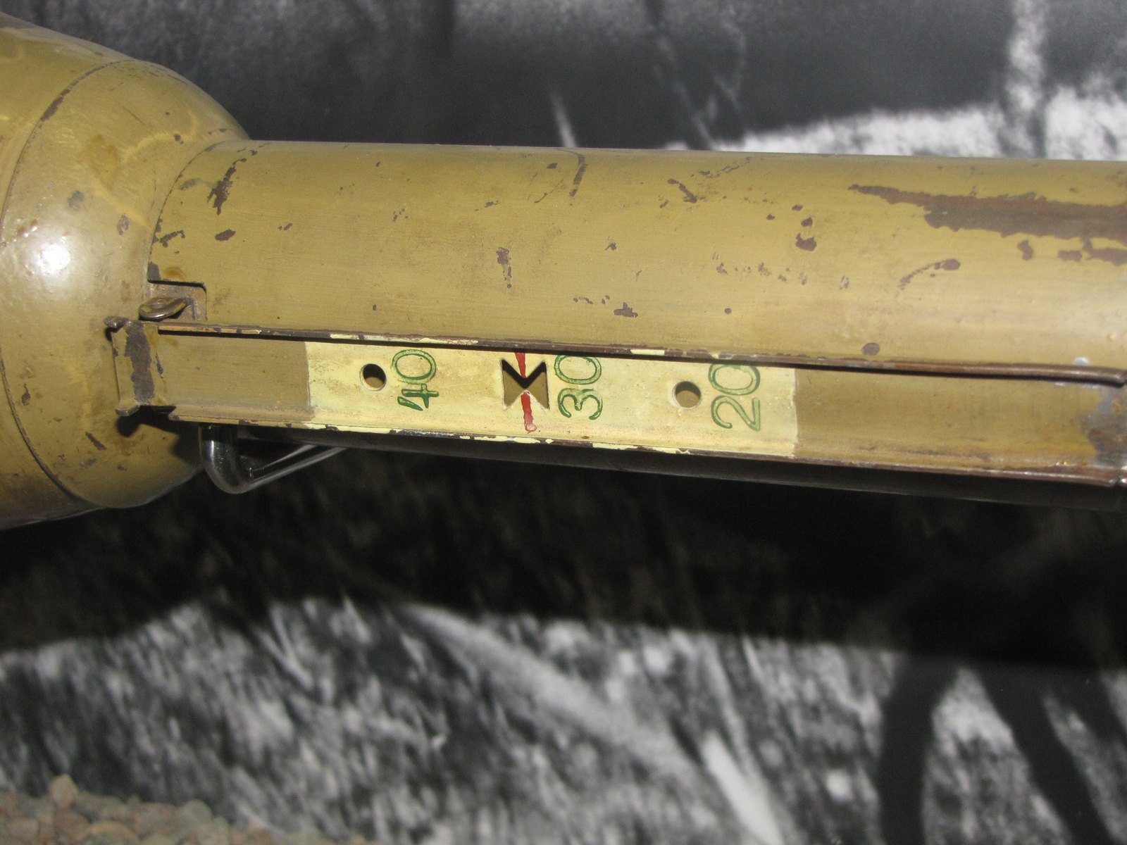 Detail sklopného hledí a odpalovacího tlačítka na těle odpalovací trubky Panzerfaustu.