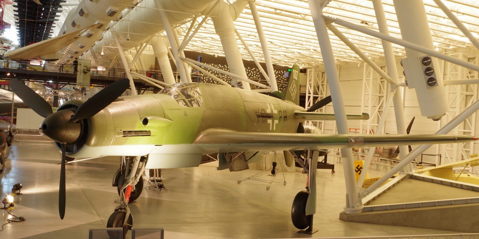Jediný dochovaný německý stíhač Dornier Do 335 Pfeil s tandemovými motory vystavený v leteckém muzeu.