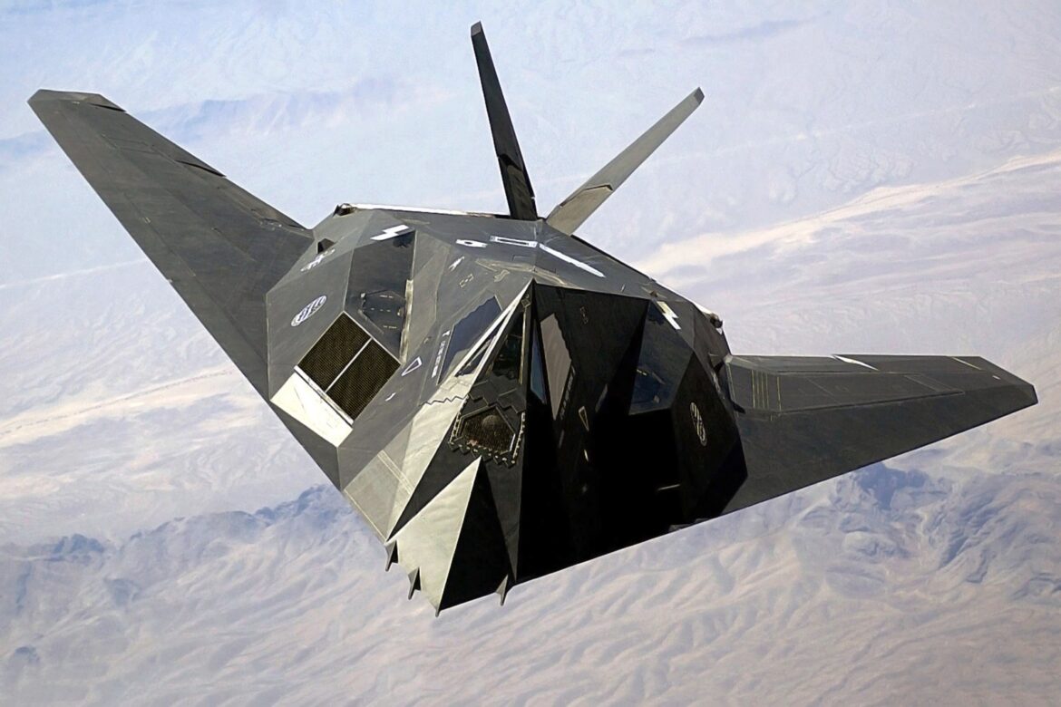 Americký útočný letoun F-117A Nighthawk na zemi s charakteristickým fasetovým tvarem trupu a materiály pohlcujícími radarové záření