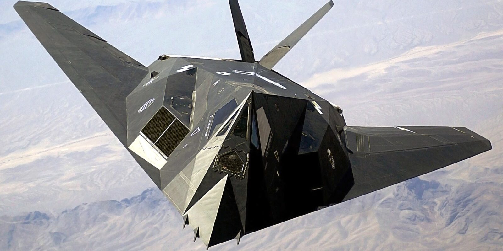 Americký útočný letoun F-117A Nighthawk na zemi s charakteristickým fasetovým tvarem trupu a materiály pohlcujícími radarové záření