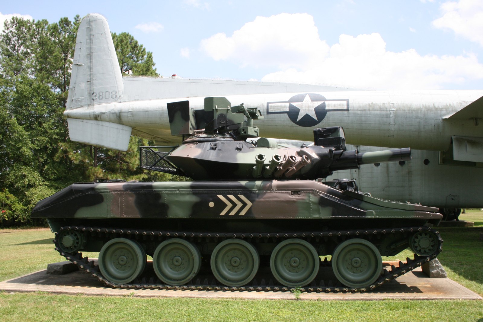 Boční pohled na lehký výsadkový tank M551A1 Sheridan s hliníkovou korbou a pěti páry pojezdových kol.