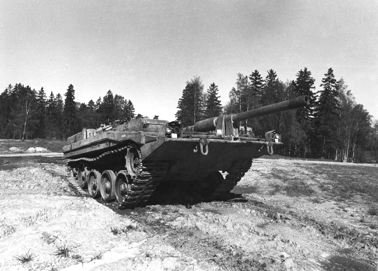 Švédský tank se zvednutou zádí pro náklon kanonu směrem k zemi.