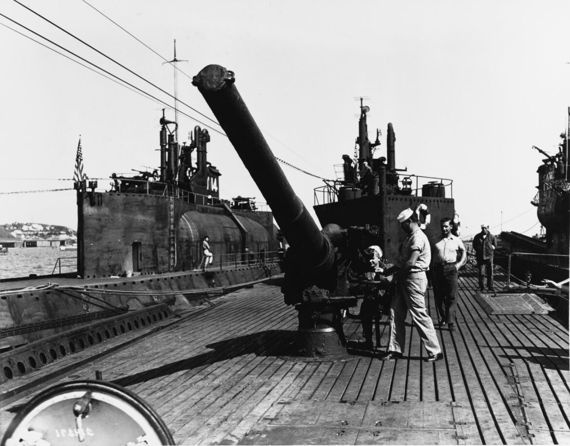 Japonská obří ponorka I-400 s vodotěsným válcovým hangárem na palubě po kapitulaci v roce 1945.