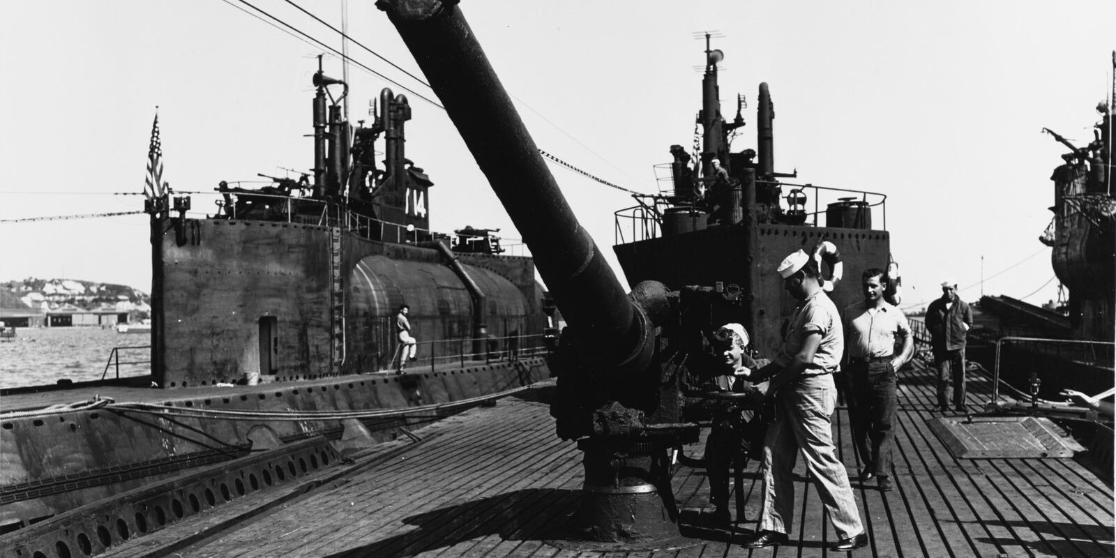 Japonská obří ponorka I-400 s vodotěsným válcovým hangárem na palubě po kapitulaci v roce 1945.