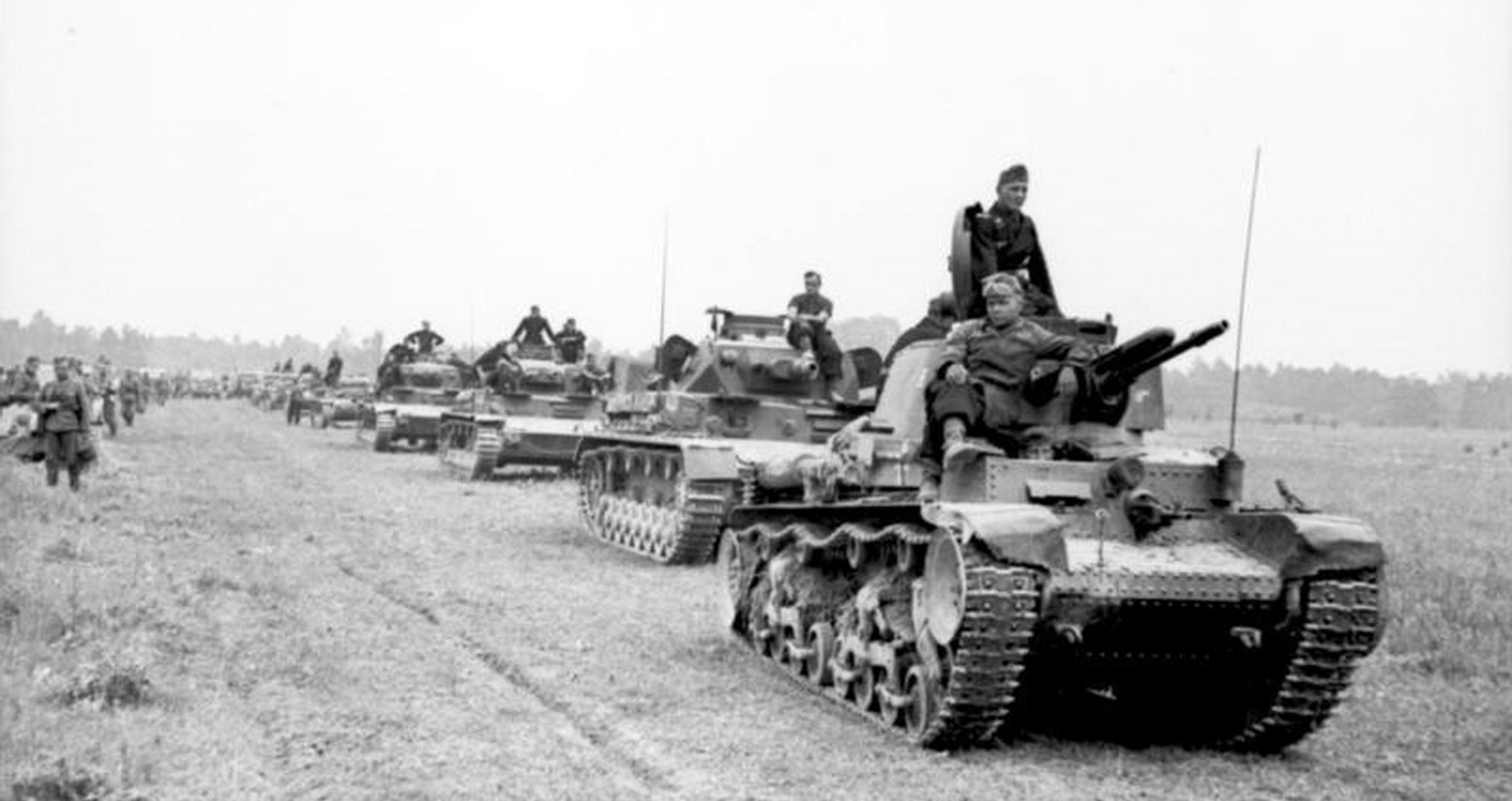 Kolona obrněných vozidel a tanků německé 6. tankové divize během tažení ve Francii v květnu 1940.