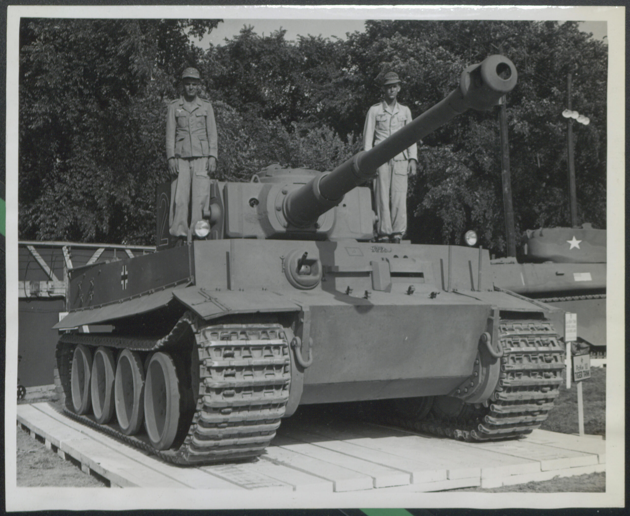 Kořistní tank Tiger I při amerických technických zkouškách na polygonu v Aberdeenu v roce 1944
