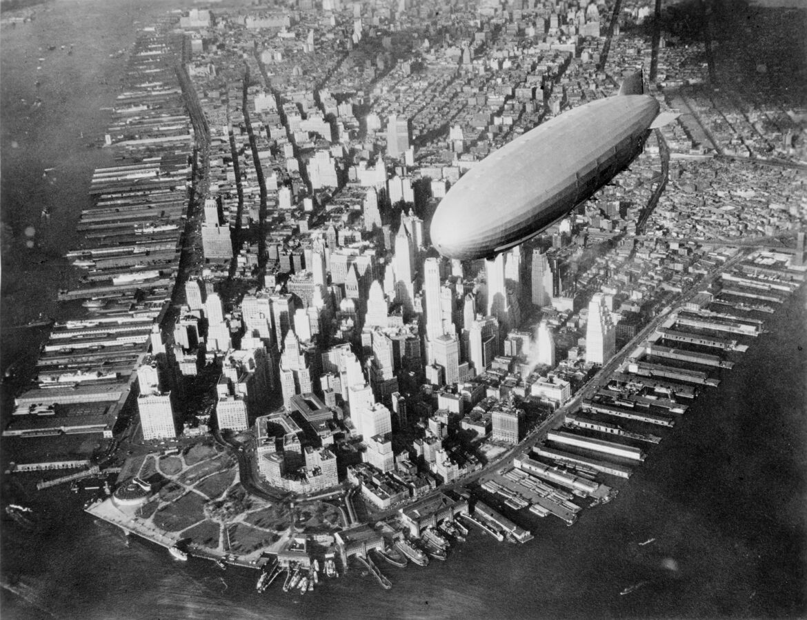 Vzducholoď USS Akron při letu nad mrakodrapy Manhattanu v New Yorku.