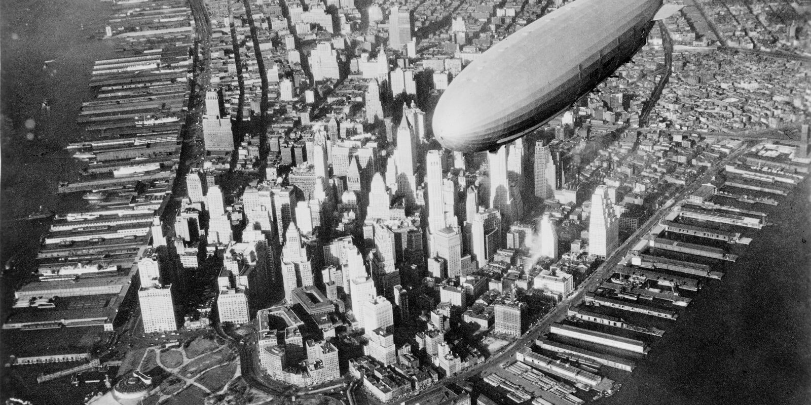 Vzducholoď USS Akron při letu nad mrakodrapy Manhattanu v New Yorku.